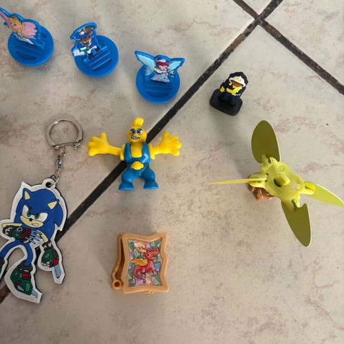 Kinder and Playmobil figures pack with Sonic keychain