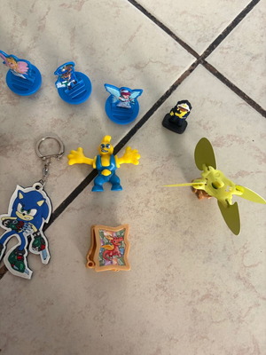 Kinder and Playmobil figures pack with Sonic keychain