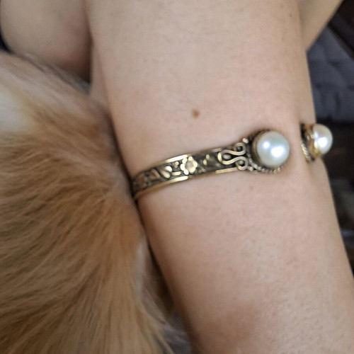 Bracelet with bronze floral motifs and real pearls used