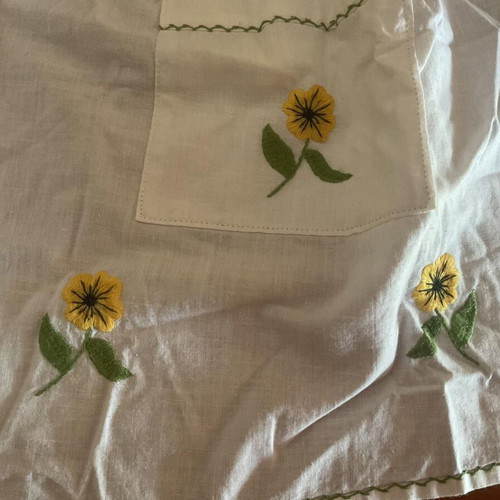 Retro kitchen apron white with 2 pockets and sunflower embroidery new