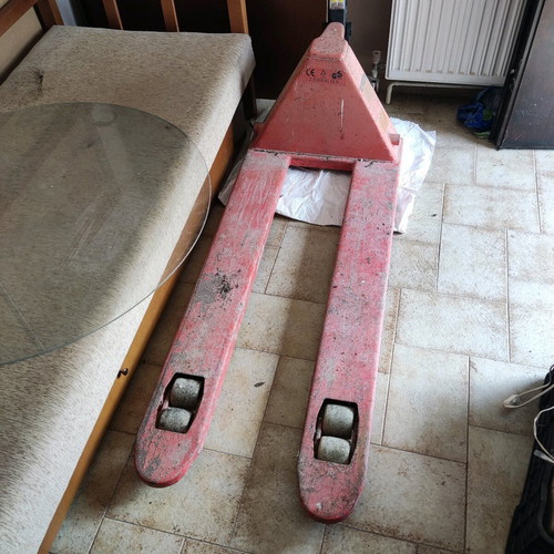 Pallet truck used 2,500 tons