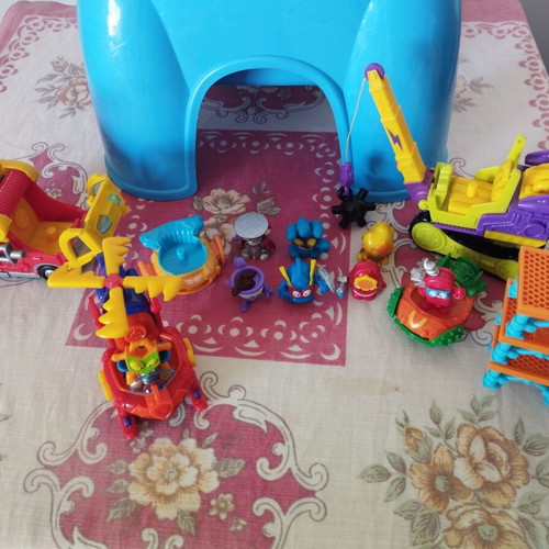 Super Zings figures and vehicles like new, pack of 13 pieces