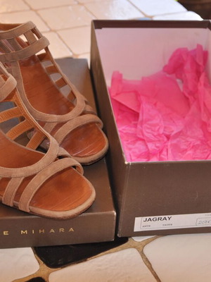 Chie Mihara women's sandals size 39 like new, beige