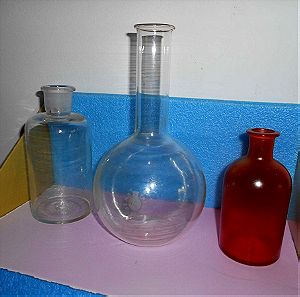 3 Γυάλινα Αντικείμενα Εργαστηρίου (Εργαλεία Αναλύσεων), 1 Μποτίλια και 2 Μπουκάλια, Όλα Μαζί.