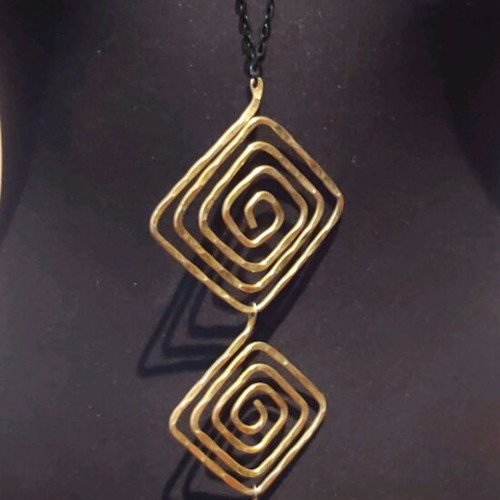 Metal necklace like new, long, gold with black chain