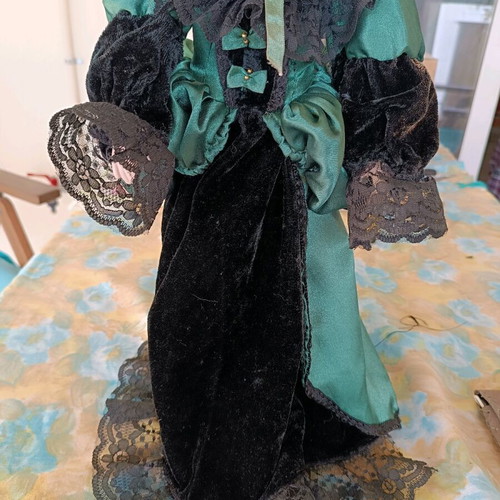 Porcelain doll like new, height 0.46 meters