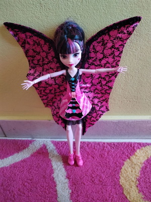 Κούκλα Monster High Draculaura σαν καινούργια με ανοιγόμενα φτερά