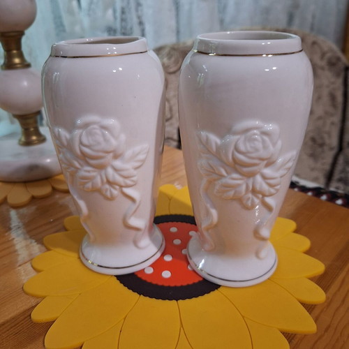 Porcelain vases with embossed roses and gilded edges, like new, set of two