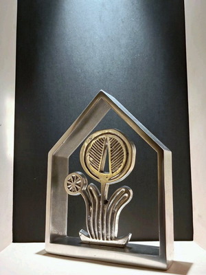 Метално скулптура Тюлип като нова, модерна естетика Арт Нуво