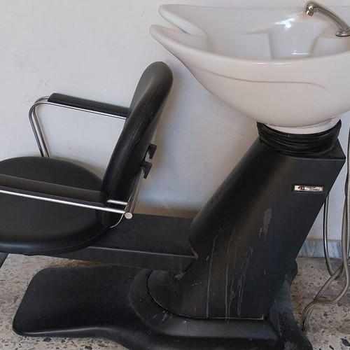 Hair salon shampoo bowl station