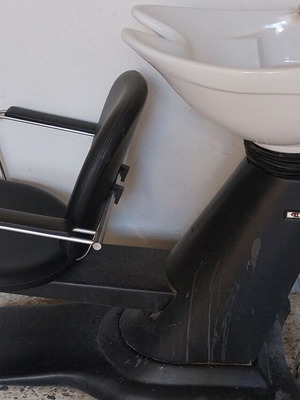 Hair salon shampoo bowl station