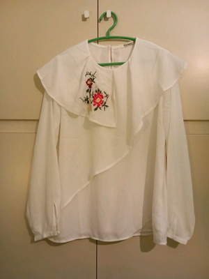 Zara blouse used, white with embroidered designs and collars M/L