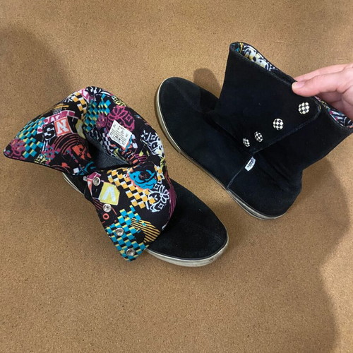 Vans versatile boots used, size 40-40.5, black with colorful patterns