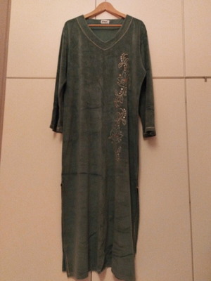 Velvet dress size XL with beautiful embroidery like new, green