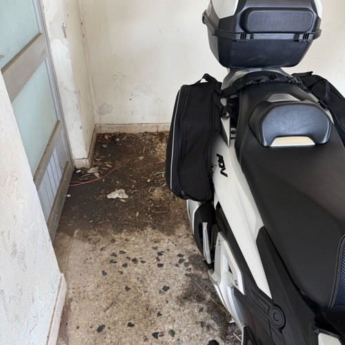 Μπακαζέρα μηχανής 32 λίτρων και πλαϊνές βαλίτσες καινούργιες