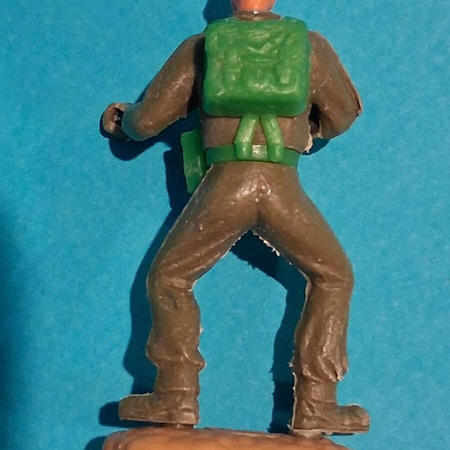 Military figures used with wear, set of 2