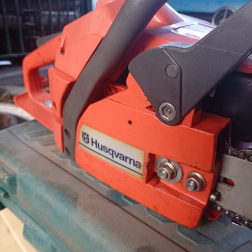 Husqvarna 136 chainsaw like new, 36 cc, 2.2 hp