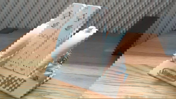 Βάση Χειριστηρίων Wii και WiiU