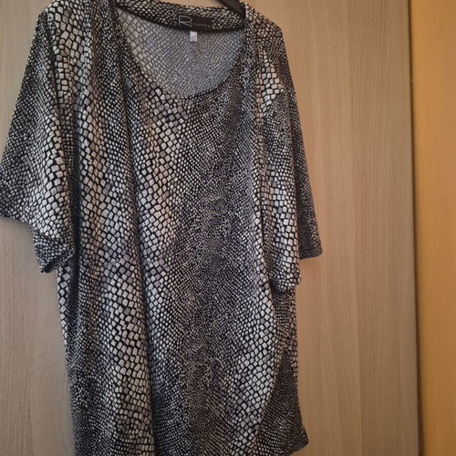 Short-sleeve blouse with shoulder pads like new, size L