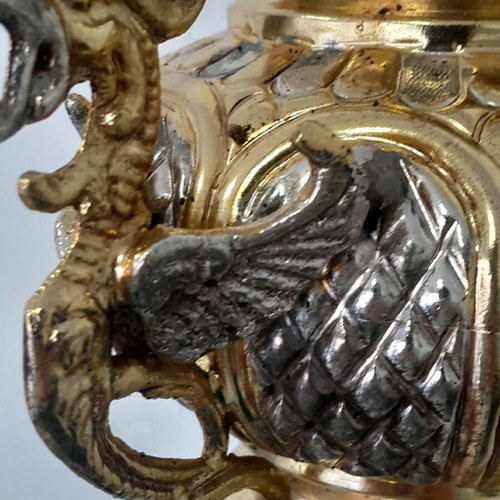 Bronze lamp new with beautiful motif, size 24 cm