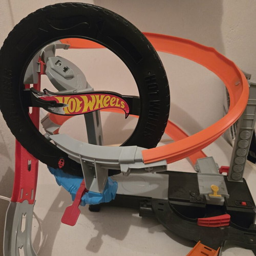 Hot Wheels racetrack used, battery operated