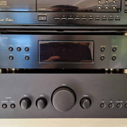 Cambridge Audio Azur 640A V2 amplifier used in excellent condition