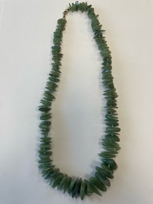 Long necklace with green amazonite pebbles like new