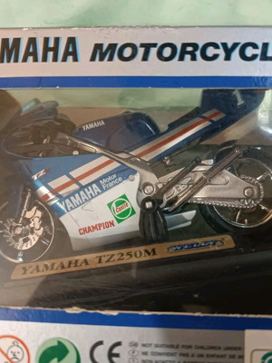 Welly 1:18 Yamaha TZ250M collectible model new