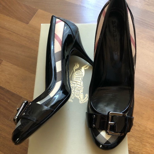 Burberry black patent leather pumps with metallic buckle like new