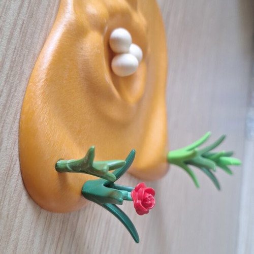 Playmobil ostrich nest with eggs like new, 1 nest, 3 eggs, 3 plants