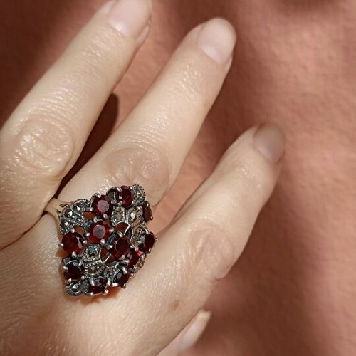 Silver 925 ring with 11 garnets and marcasites like new
