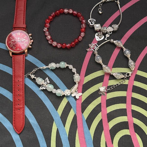 Women's jewelry set with 3 bracelets, 1 wearable bracelet and watch