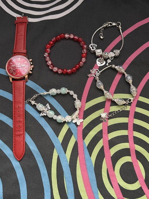 Women's jewelry set with 3 bracelets, 1 wearable bracelet and watch