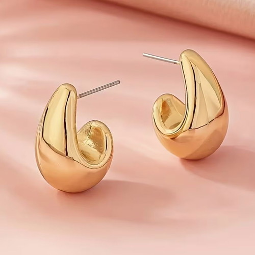 Minimal earrings new with gold finish and curved design
