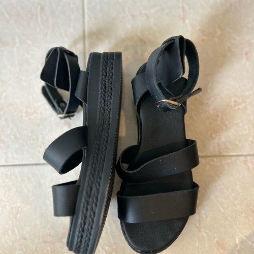 Ligglo flatform sandals size 38 like new, black