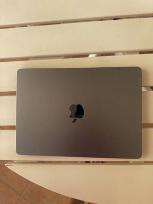 MacBook Air 13.6 M2 8C GPU 8GB 256GB like new