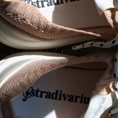Stradivarius women's athletic shoes size 37 like new, white pink