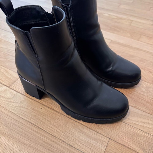 Black ankle boots size 41 like new with heel and zipper