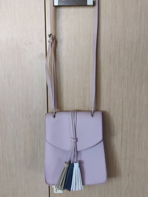 Τσάντα χιαστί ροζ ολοκαίνουργια με φουντίτσες και φερμουάρ