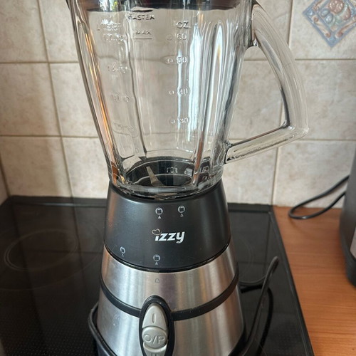 Izzy blender used with glass jug