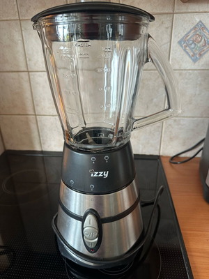 Izzy blender used with glass jug