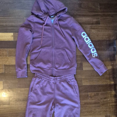 Adidas set medium used, missing drawstring on pants