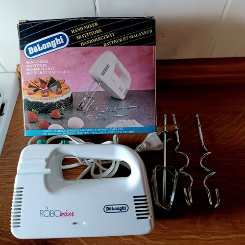 De'Longhi Robo mixer used with stainless steel whisks and dough hooks