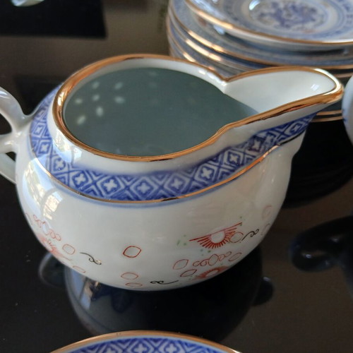 Tea set like new with teapot, creamer, sugar bowl, 5 cups and 10 saucers