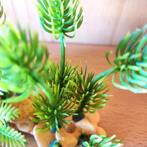 Artificial aquarium plant like new, 14 cm tall with base