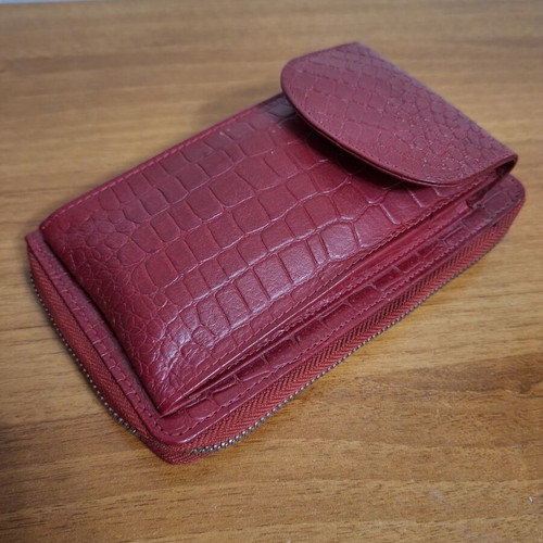 Women's leather wallet-bag like new, red, magnetic clasp
