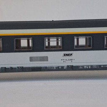 Lima HO SNCF 2 Corail passenger coaches like new