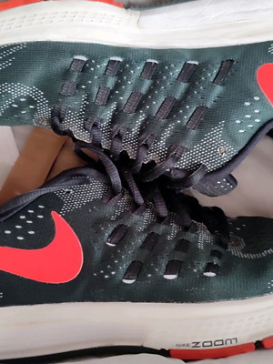 Nike Zoom Vomero 44.5 like new, black and red