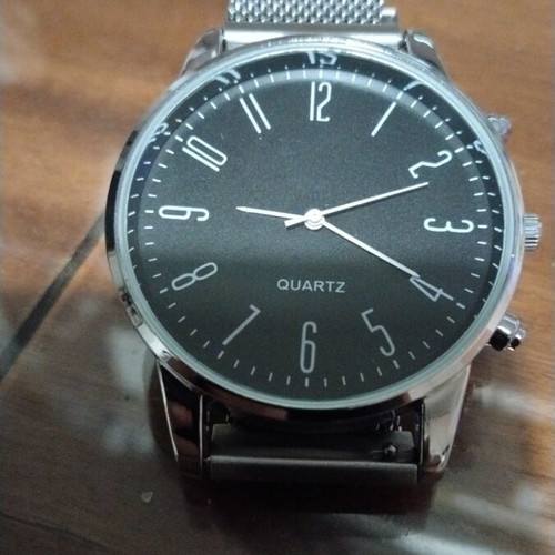Quartz wristwatch with bracelet