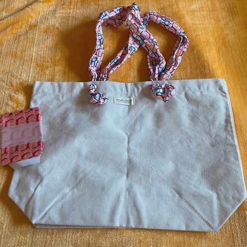 Roger & Gallet beach bag new with two scarves, beige